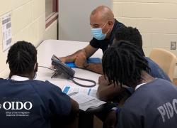 La Oficina del Defensor de Inmigrantes Detenidos ofrece un nuevo enfoque de supervisión en los centros de detención de EE. UU.